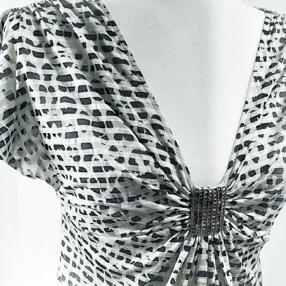 Express v neck top medium black white animal print - Picture 3 of 5